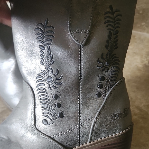 Malibu Blowfish Silver Embroidered Ankle Boots Sz 6 - Picture 9 of 12